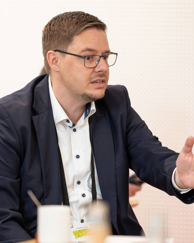 Matthias Schulz in conversation at an event